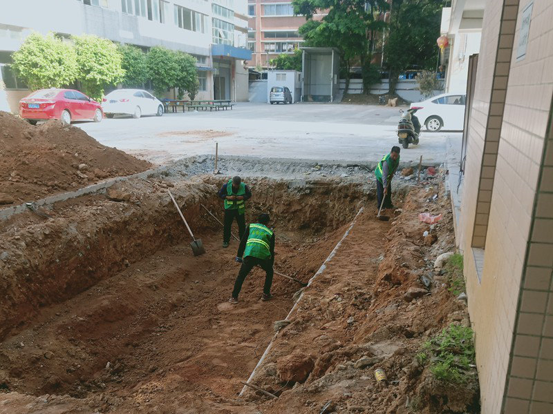 假山水池施工中